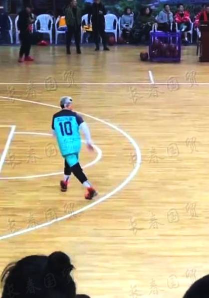赵本山持球面对防守，做出逼真的假动作晃动对手，篮球基本功扎实，颇有几分职业球员的风采
