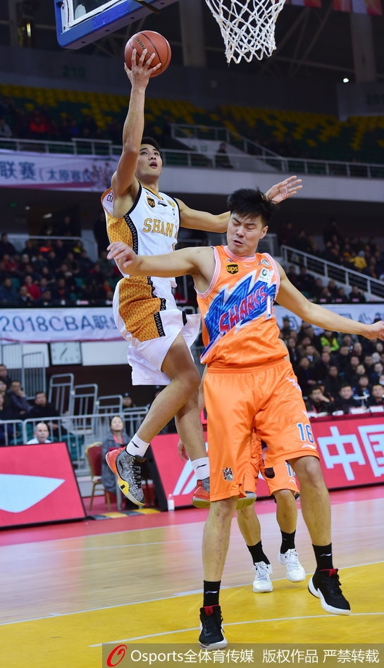 山西队核心斯科拉在张兆旭的长臂干扰下，依然凭借梦幻舞步强行上篮，阿根廷钻石的荣耀在他紧皱的眉头和坚定的动作中闪耀。