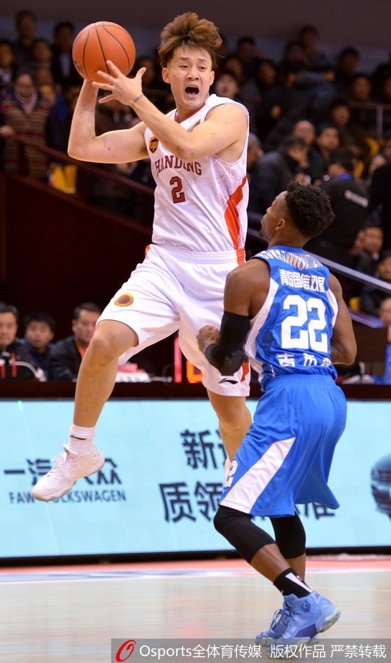 丁彦雨航扛起山东进攻大旗,面对防守悍将强行突破,全场22分12篮板的数据足够亮眼,却无奈成为了神迹背景板。