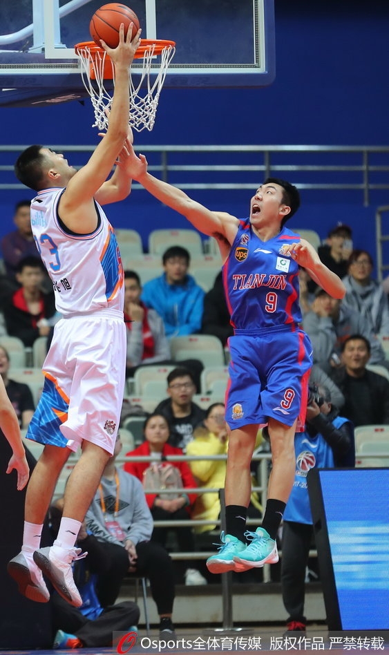 上海队核心外援吉默·弗雷戴特在天津队严防死守下依然自信出手，篮球在空中划出一道完美的弧线，这正是他本场砍下29分的缩影。