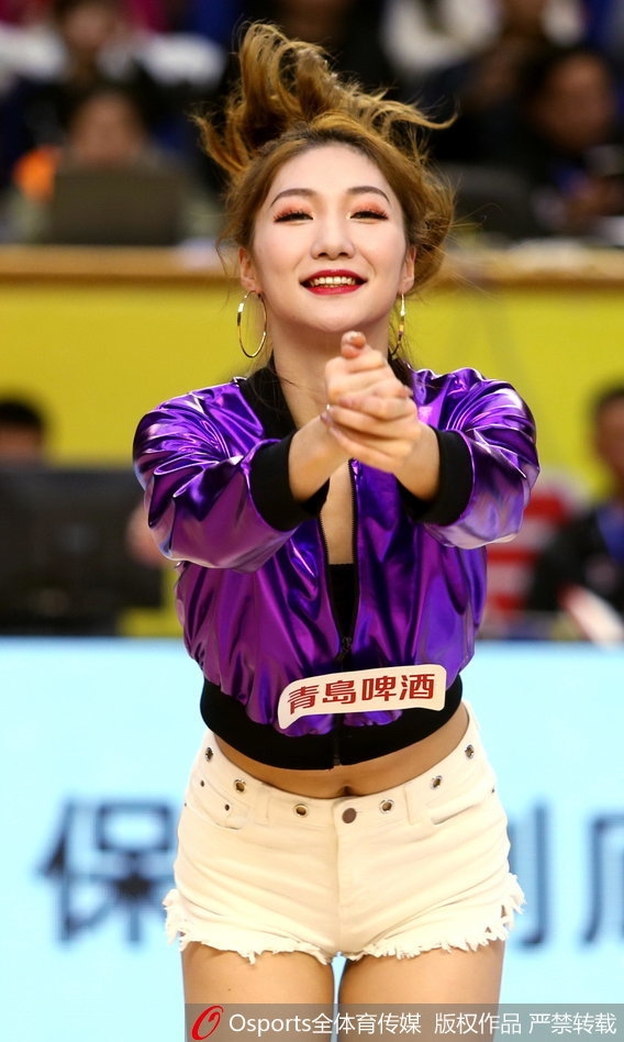 冰刀在冰面上刻下锐利的痕迹,运动员压低身姿全力冲刺,冰冷的赛场仿佛被这瞬间爆发的激情点燃。