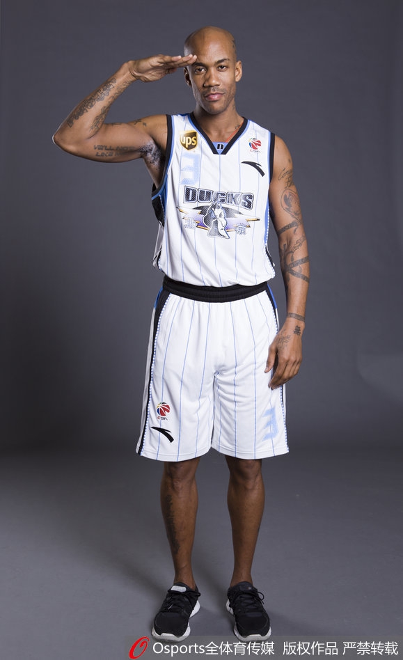 马布里低着头,用毛巾擦拭脸上的汗水,汗水滴落在地板上,他闭着双眼,仿佛在倾听内心的声音,这静默的一刻比任何呐喊都更有力量。