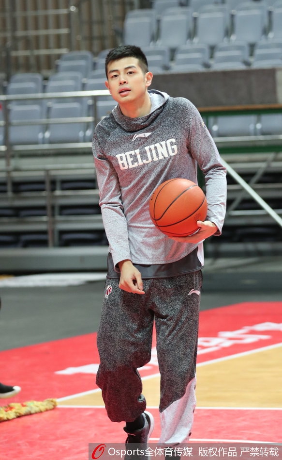 镜头捕捉到了方硕正在做鬼脸的瞬间，他吐着舌头，眼神里透露出一股机灵劲儿，活脱脱像一个还没长大的大男孩。