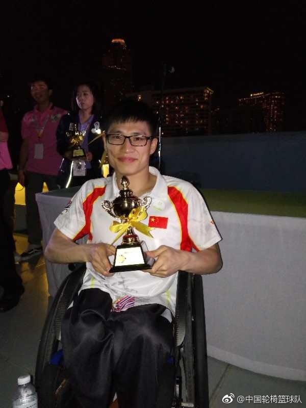 中国队球员在夺冠后神情激动,他们紧握双拳,轮椅上的身躯仿佛蕴含着千钧之力,背景的记分牌定格在57-54,记录下这荣耀的一刻。