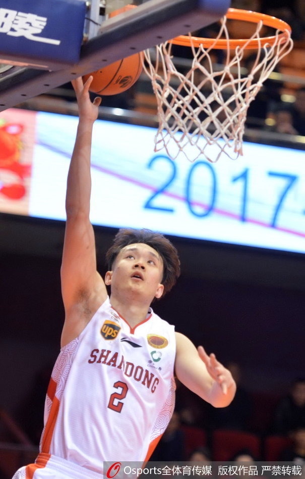 面对旧主的青岛主帅巩晓彬在场边神情严肃,他仿佛在谋划着一场风暴,眼神中透露出即便身处绝境也绝不放弃的坚毅。