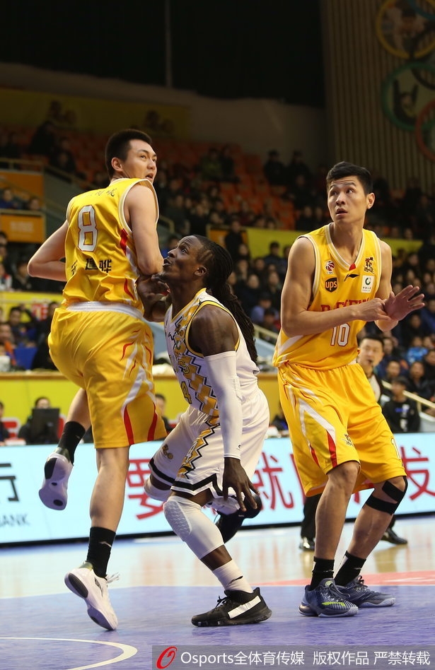 博洛西斯在对手的拉拽下依然强行上篮，身体在空中失去平衡，但篮球依然神奇地飞向篮筐，展现了欧洲内线柔和的终结手感。