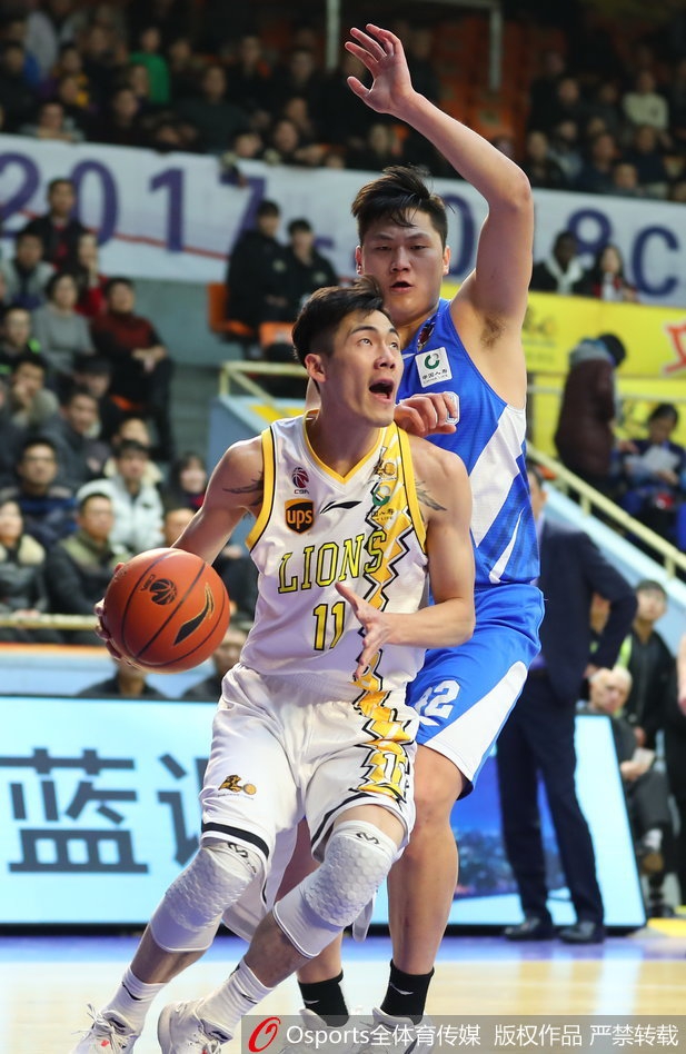 广厦后卫福特森强行突破,在空中与青岛防守球员发生身体对抗后,用柔和的手感抛射打板命中。