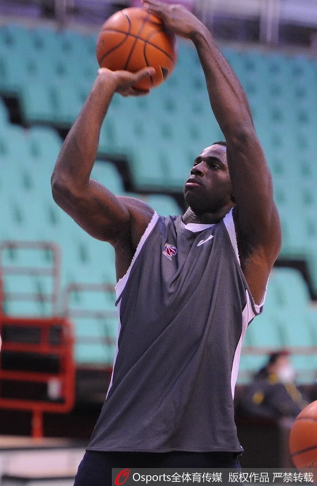 郭艾伦在加练结束后满头大汗,弯腰喘气,训练服已被汗水浸透,眼神依然坚毅