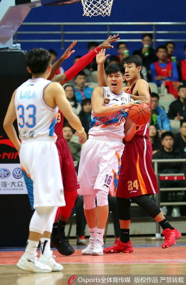 浙江队核心吴前如灵蛇出洞，在曾文鼎的严防死守下依然强行突破，眼神坚定地盯着篮筐，举手投足间尽显杀手本色