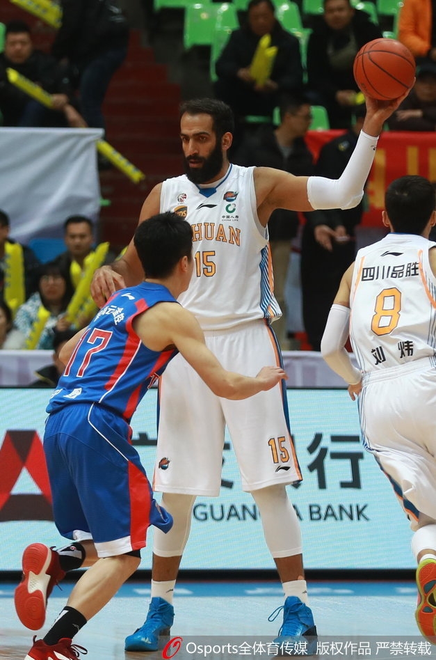 四川外援哈达迪在天津队多人包夹下依然高举高打，凭借强大的核心力量完成篮下强起，眼神中充满对胜利的渴望