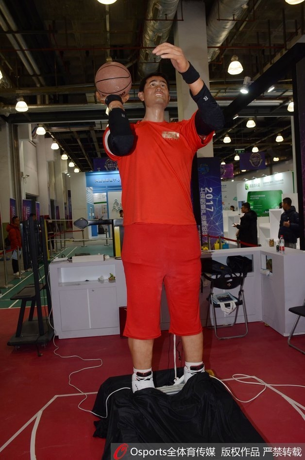 凑近端详，机器人的面部细节令人惊叹，从眉骨的弧度到下巴的沟壑，甚至皮肤的哑光质感，都透露出仿生工艺的极致匠心。