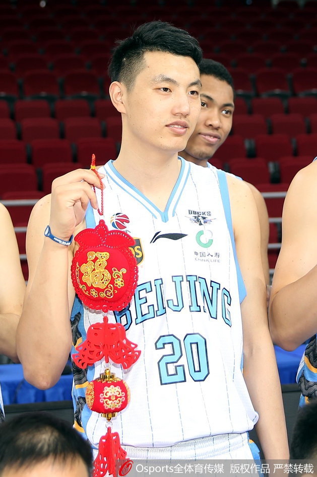 霹雳鸭用毛茸茸的爪子逗弄一只小黄狗,小狗一脸无辜,画面搞笑又治愈