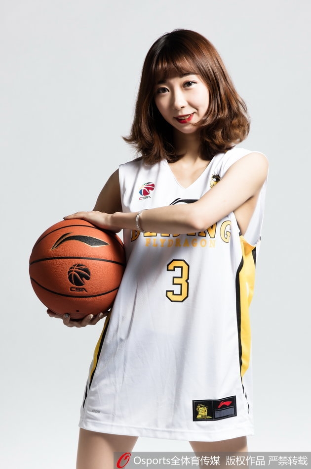 篮球宝贝侧身凝视,眼神充满对马布里的崇敬,亮片服装闪耀光芒。