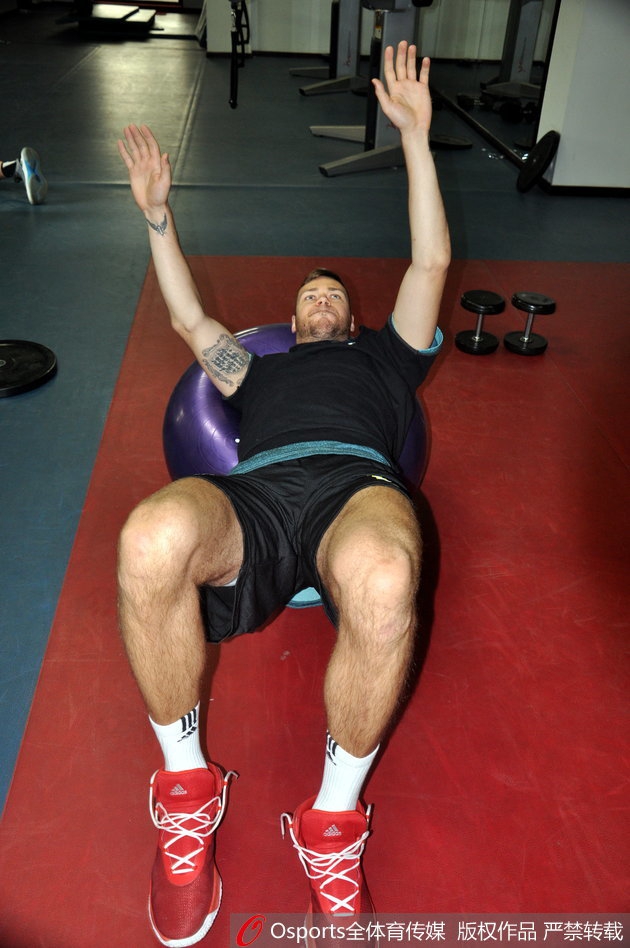 山东高速全队在进行战术跑位训练,队员们按照教练的布置快速移动。画面中劳森持球指挥,丁彦雨航从底线绕出准备接球,其他队友拉开空间,整个战术执行得一气呵成。