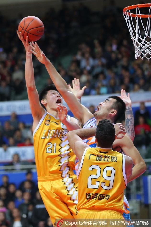 广厦外援福特森面对上海防守球员，眼神坚定，高速运球穿越半场，辫子在空气中飞舞，仿佛一道不可阻挡的闪电。