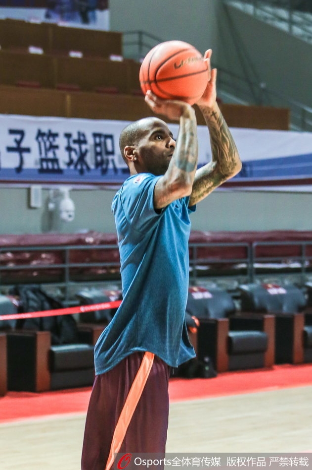 绝杀后球员们疯狂庆祝，队长被队友紧紧簇拥，看台瞬间变成沸腾的欢乐海洋