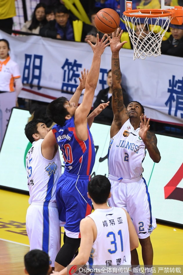 易立在边线面对防守,没有丝毫慌乱,他一个突然的加速变向过掉对手,如尖刀般直插篮下,用一记果敢的上篮为球队扩大战果,展现了老将的沉稳与犀利。