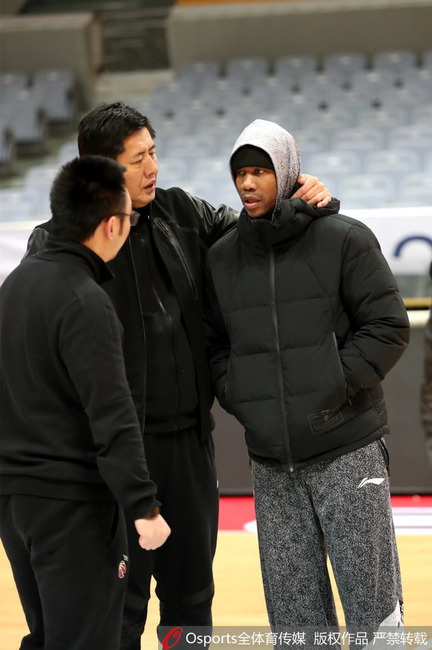 马布里大汗淋漓用球衣擦拭脸庞,疲惫中透露出满足感,这是属于硬汉的勋章