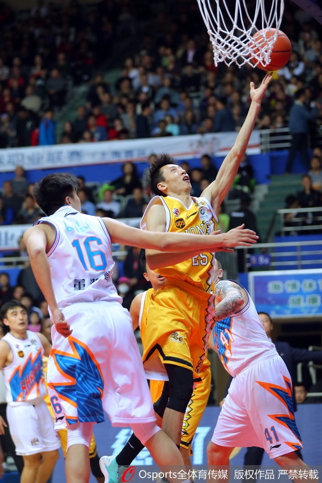 广厦外援博洛西斯内线持球，用一个逼真的假动作晃飞防守人，随后轻松写意地将球舔进篮筐，技术之细腻令人赞叹。