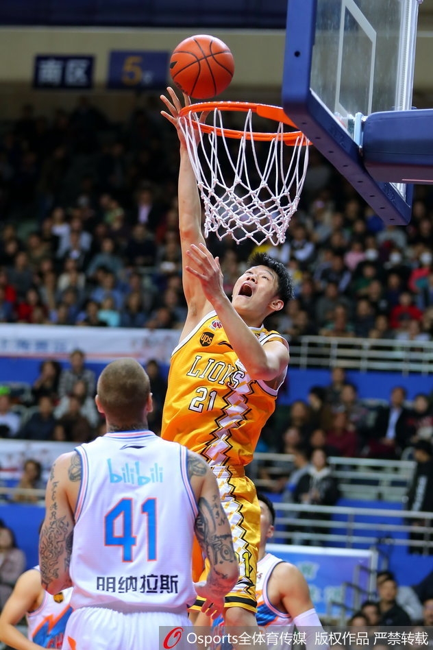 广厦内线大将胡金秋在三人合围中高高跃起，双手如铁塔般稳稳摘下前场篮板，眼中燃烧着对胜利的渴望。