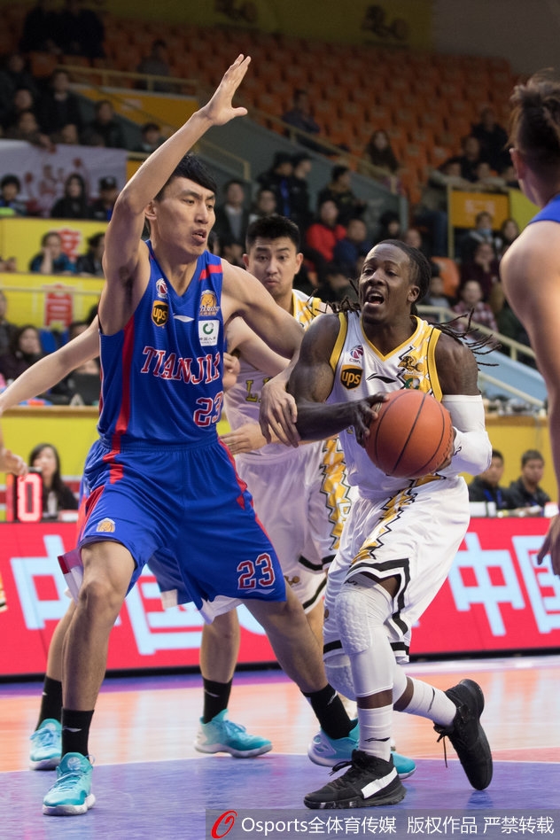 广厦队核心福特森在人群中如闪电般撕破防线，高速持球推进，眼神坚毅地指挥着队友的跑位。