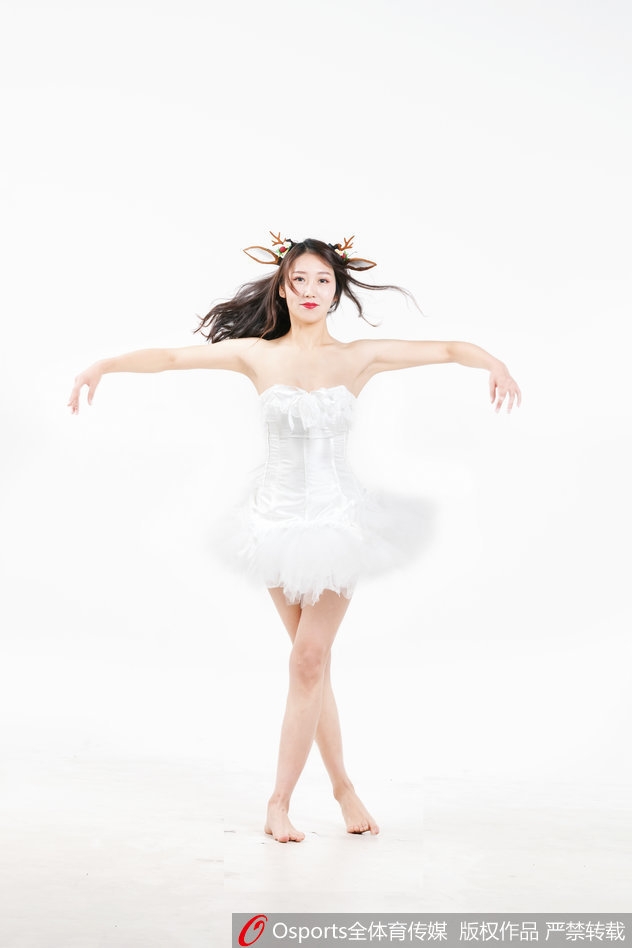 丁蓓在舞蹈中展现完美的身体控制力，飞扬的发丝与自信的微笑，是她对篮球与舞蹈热爱的最好证明