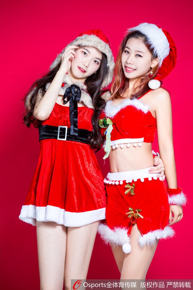 镜头前的啦啦队少女，双手在脸颊旁轻轻比出爱心手势，眼神清澈明亮，仿佛在向这个平安夜送出最温柔的祝福。