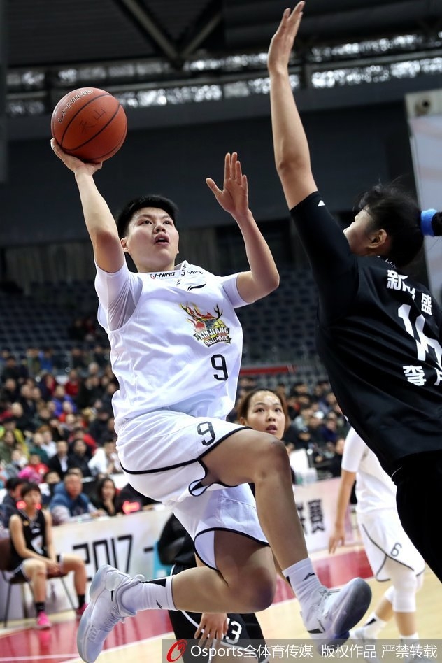 崔洪杨在边线奋力救球，身体飞出赛场边缘，展现出新疆女篮每球必争、顽强拼搏的比赛作风