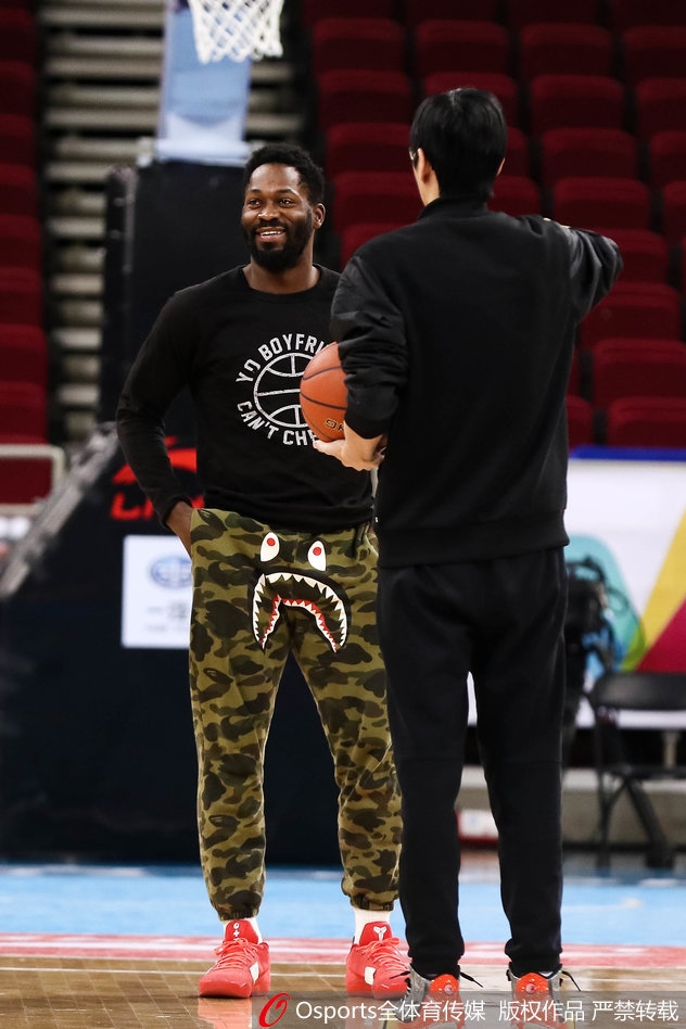 训练结束,周仪翔加练投篮直至最后,孤独的身影在空旷的球馆里一次次跃起,对胜利的渴望在这一刻变得无比具象。