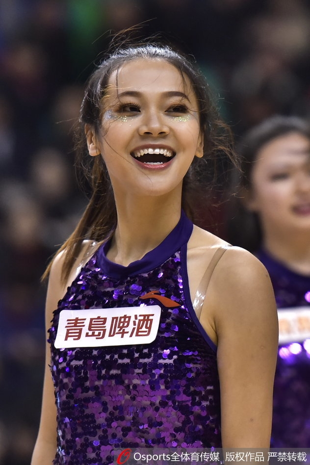 热舞间隙,这位宝贝轻撩秀发,眼神中透着一丝专注与冷艳。即使在短暂的休整时刻,她依然保持着舞台上的仪态,汗水在灯光下闪烁,那是努力与敬业的见证。