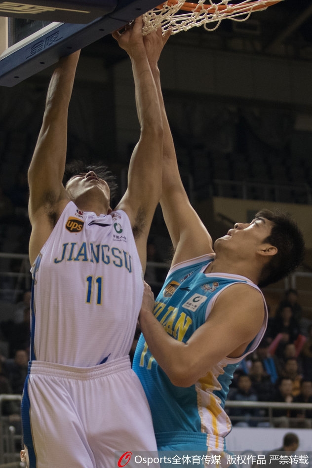 眼神锐利的马尚·布鲁克斯正在运球穿越福建队的防线，他犹如一把尖刀直插对手腹地。