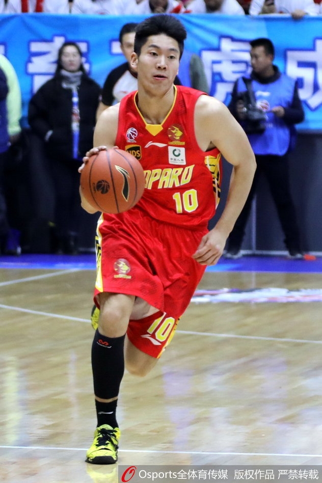 俞长栋在篮下高高跃起,在两名深圳队内线的夹击下强行摘下进攻篮板,霸气十足。