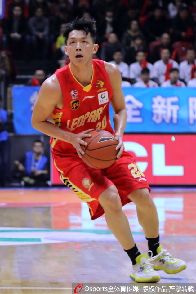 亚当斯在比赛最后时刻控球掌握时间,面对防守者显得从容不迫,胜利在望。