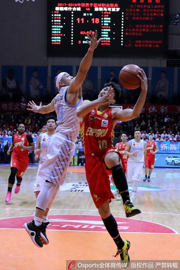 孙桐林在篮下强硬上篮,身体完全舒展开来,与防守球员发生激烈身体对抗。