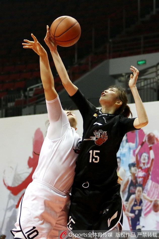 上海队后卫申彬彬运球突破，犹如利刃一般切开陕西队的联防，她的组织串联是球队进攻流畅运转的保障