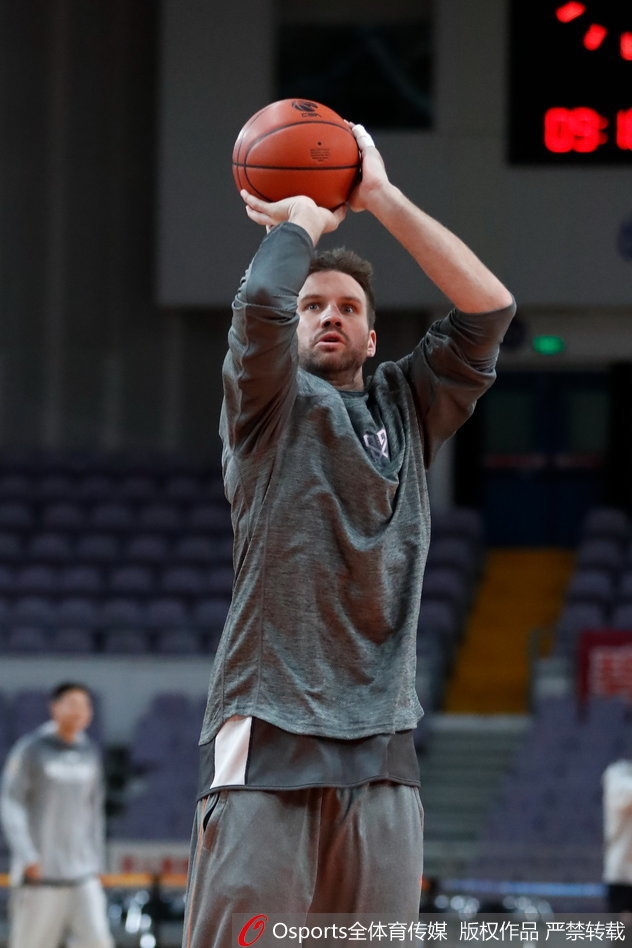 贺希宁在底角准备出手，年轻的脸庞上写满了对胜利的渴望和对细节的专注。