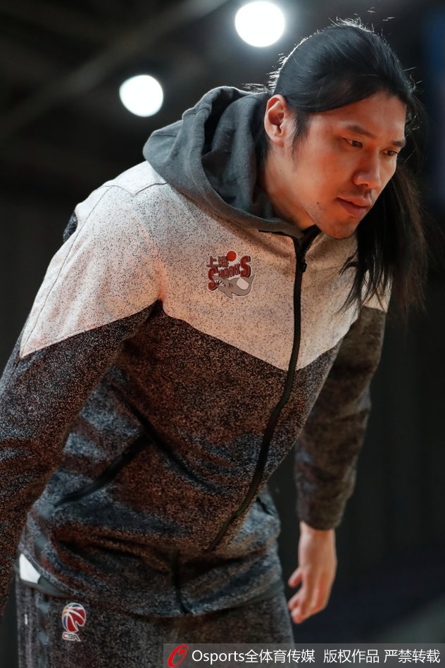 球员们围成一圈，手臂互相搭在一起，正在齐声高喊口号鼓舞士气。