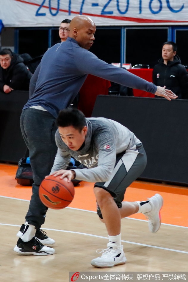 训练间隙，马布里低头沉思，仿佛正在脑海中推演着下一场比赛的每一个攻防回合。