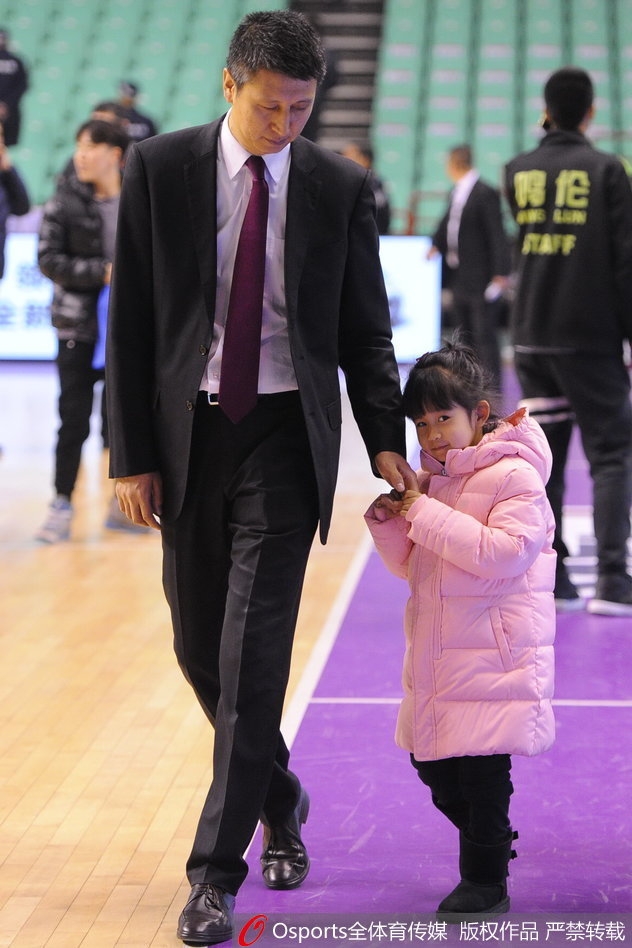 小姑娘扎着可爱的丸子头,穿着粉色小棉袄,像一只快乐的小鸟依偎在父亲身边。郭士强一手揽着女儿,虽然面容略显疲惫,但嘴角却藏不住幸福的笑意。