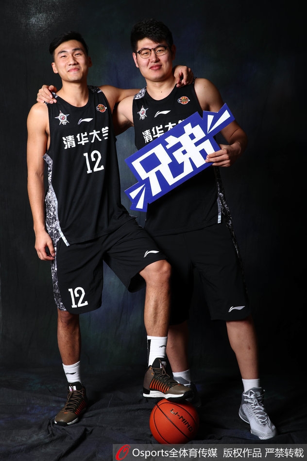 北大队核心球员王少杰在写真中目光如炬，他身后虚化的赛场光影仿佛预示着未来职业道路的无限可能，坚定的下颌线条勾勒出校园篮球的硬核力量。