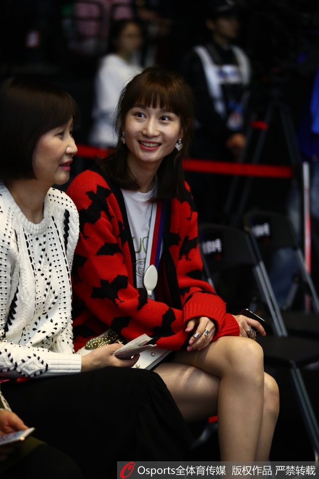 刘美戴着时尚的宽檐帽，侧身回眸的瞬间被镜头捕捉，精致的妆容和耳畔闪耀的饰品在球馆灯光下显得格外动人，尽显优雅气质。