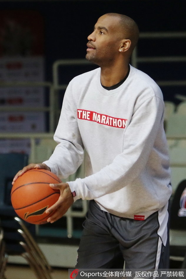 主教练雅尼斯双手插兜站在场边，眉头紧锁紧盯场上局势，时不时大声呼喊向队员传达最新的战术指令