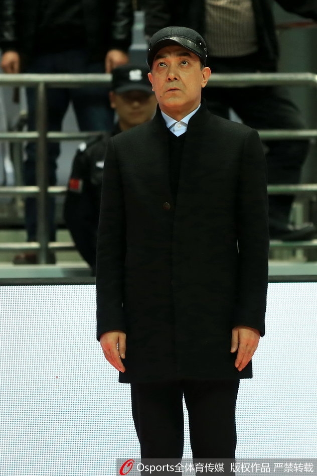 八一队核心刘航初在新疆队双人夹击下毫无惧色，奋力跃起强攻篮下，展现了本赛季个人得分新纪录的勇猛风采。