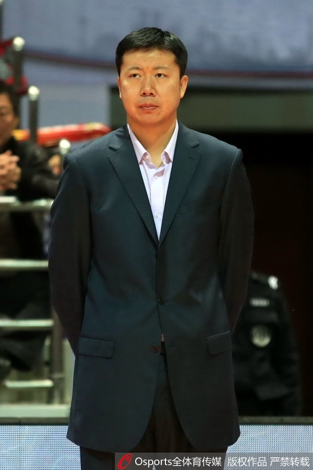 新疆队外援亚当斯面对八一队的严密防守，冷静地运球组织进攻，眼神中透露出必胜的决心。