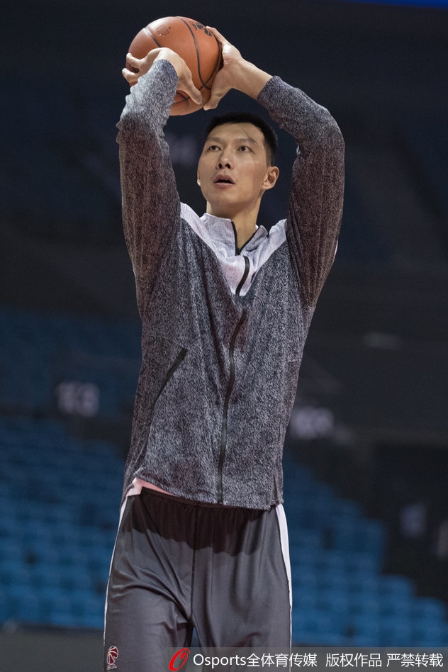 宏远领袖易建联在训练中目光如炬，高高跃起完成跳投，身后的队友们全神贯注地观摩学习。