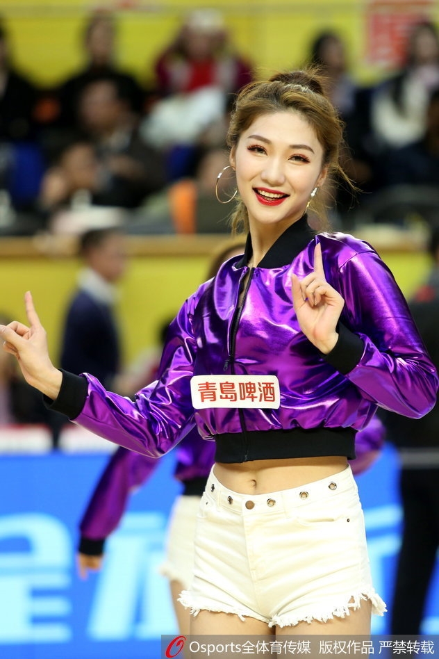 球员倒地拼抢的瞬间,草屑与泥土飞溅,镜头近距离捕捉到了竞技体育最原始、最狂野的对抗之美。