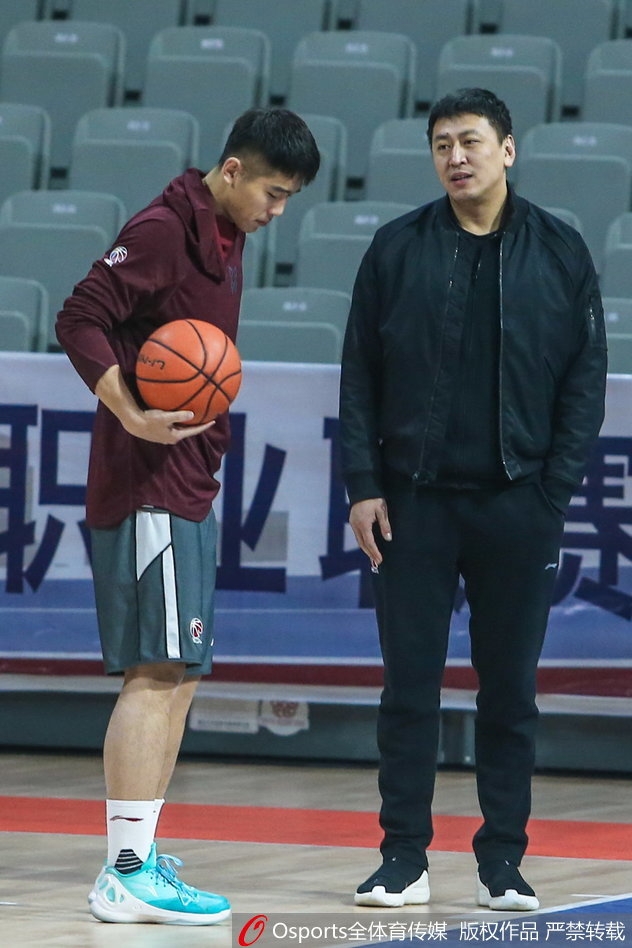 篮球赛场突破瞬间球员眼神坚毅如炬运球动作快如闪电对手防守如影随形