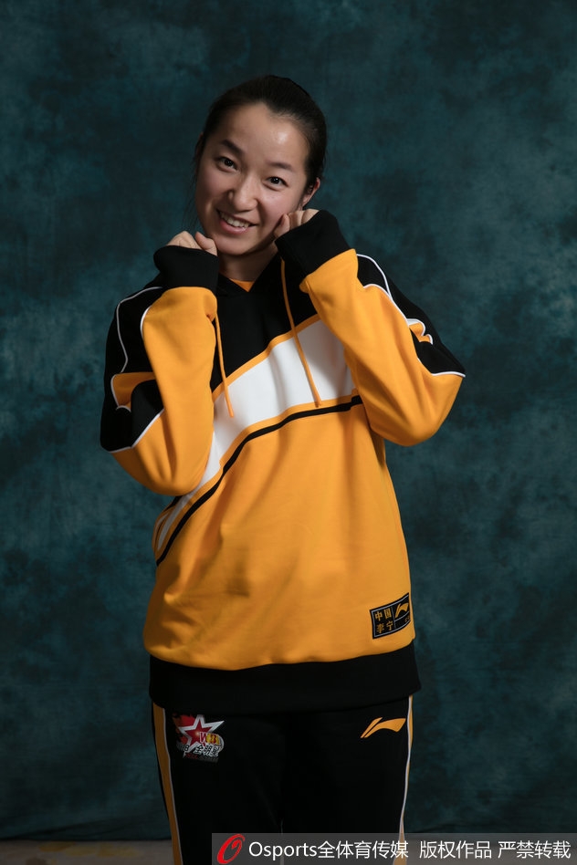 山东女篮中锋杨衡瑜以内线球员特有的沉稳姿态出镜，扎实的肌肉线条在紧身衣下若隐若现。她双手持球于腰间，仿佛在向镜头展示她在禁区内的绝对统治力。