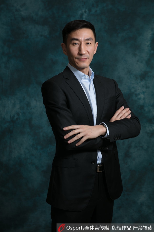 身披北京队战袍的邵婷嘴角扬起标志性的自信微笑，双手持球于胸前。在柔和的摄影灯光下，她的眼镜片反射出智慧的光芒，完美诠释了这位北大博士在球场上学霸之外的另一种飒爽英姿。