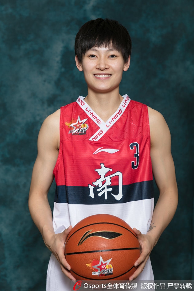 南区全明星球员李月汝拍摄官方写真，她面带微笑，展现出年轻球员的活力与自信。